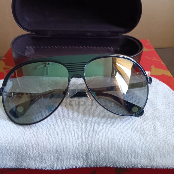 Michael Kors  Borden Pilot Sun Shades - Picture 4 of 16